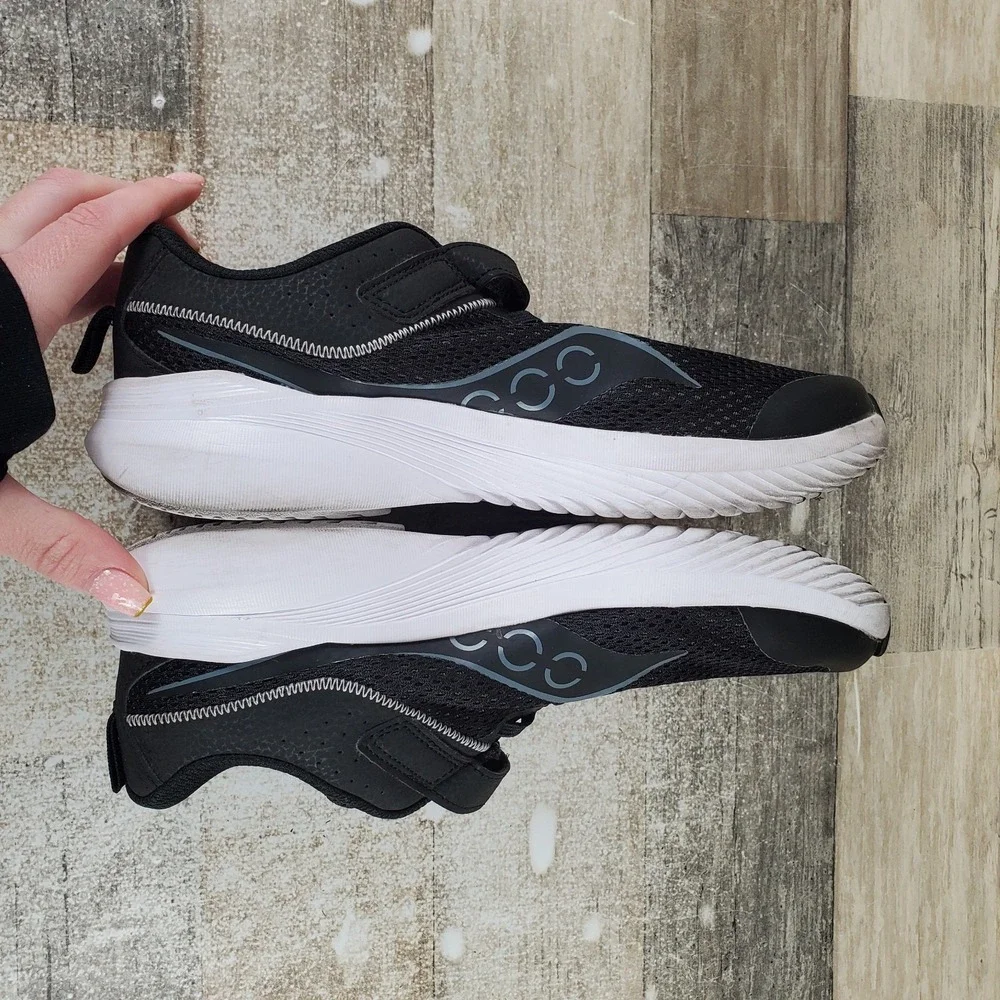 Saucony Kinvara 14 A/C Kids Shoes Sz 5 M Running Black Mesh Hook & Loop Sneakers